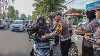 Bukan Razia Biasa, Polres Jember Jadikan Operasi Patuh Semeru Aksi Senyum dan Cokelat untuk Keselamatan