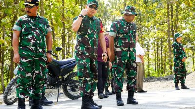 Dandim Bojonegoro Tinjau Progres Pembangunan Jalan Cor Beton TMMD 125 di Desa Soko