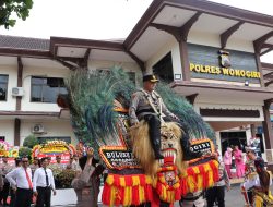 Diwarnai Tradisi Lokal, Polres Wonogiri Lepas AKBP Jarot dan Sambut AKBP Wahyu dengan Penuh Haru serta Bangga