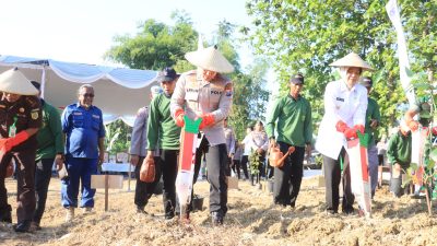 Dukung Kemandirian Pangan, Polres Bojonegoro Tanam Jagung Serentak di Lahan Perhutanan Sosial