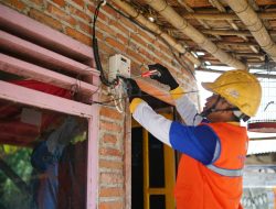 PLN dan YBM PLN Wujudkan Akses Listrik Mandiri bagi Warga Kurang Mampu di Porong