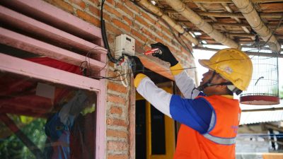 PLN dan YBM PLN Wujudkan Akses Listrik Mandiri bagi Warga Kurang Mampu di Porong