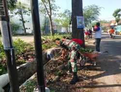 Babinsa Kodim Ponorogo Bersih Bersih Lingkungan Bersama Warga