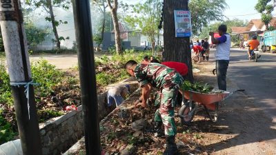 Babinsa Kodim Ponorogo Bersih Bersih Lingkungan Bersama Warga