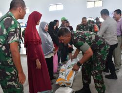 Dandim Ponorogo Bersama Perum Bulog Salurkan Bantuan Pangan Beras serta SPHP