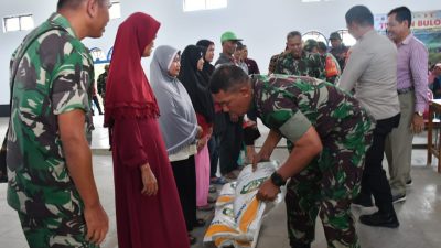 Dandim Ponorogo Bersama Perum Bulog Salurkan Bantuan Pangan Beras serta SPHP