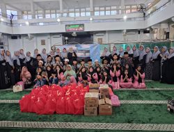 Ibu Ibu Pengajian Nurul Hikmah Rahimakumallah Santuni Anak Yatim dan Dhuafa