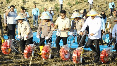 Kapolri Pimpin Penanaman Jagung Serentak di Grobogan, Targetkan 1 Juta Hektare untuk Swasembada Pangan 2025