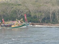 Larung Sesaji Puger Jember dan Kirim Do’a Bersama untuk 6 Orang Nelayan yang Hilang Pekan Lalu