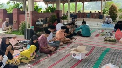 Keluarga Hadi Purwanto Istiqomahan Rutin Giat Khotmil Qur’an dan Do’a Bersama di Makam Mbah Sentono