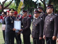 Pimpin Upacara Hari Bhayangkara, Kapolres Pamekasan Berikan Penghargaan Satya Lencana Kesetiaan dan Berprestasi