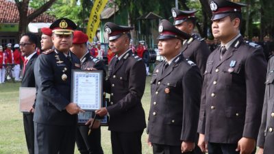 Pimpin Upacara Hari Bhayangkara, Kapolres Pamekasan Berikan Penghargaan Satya Lencana Kesetiaan dan Berprestasi