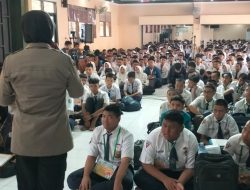 Polisi Edukasi Pelajar SMKN 1 Sidoarjo Soal Tertib Lalu Lintas dan Bahaya Kenakalan Remaja Saat MPLS