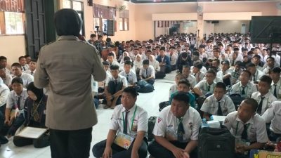 Polisi Edukasi Pelajar SMKN 1 Sidoarjo Soal Tertib Lalu Lintas dan Bahaya Kenakalan Remaja Saat MPLS