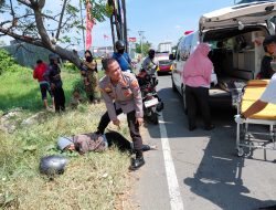 Respon Cepat Kapolsek Taman Selamatkan Satu Keluarga Korban Laka Lantas di Jalan Raya Trosobo