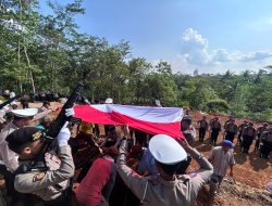 Wujud Penghargaan dan Empati, Polres Wonogiri Gelar Upacara Dinas untuk Almarhum Aiptu Aris Ba Polres Sukoharjo