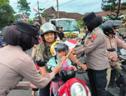 Aksi Simpatik Polisi Wanita Polresta Banyuwangi di Hari Jadi Polwan ke-77 Gatur Lalin Sambil Berbagi Coklat