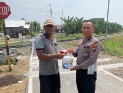 Antisipasi Kecelakaan, Sat Lantas Polres Wonogiri Pasang Polisi Tidur di Perlintasan KA Tanpa Palang Pintu