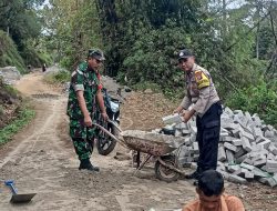Babinsa Kodim Ponorogo Bantu Warga Pasang Paving