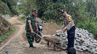Babinsa Kodim Ponorogo Bantu Warga Pasang Paving