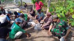 Babinsa Kodim Ponorogo Kerja Bakti Pasang Paving di Jalan Makam