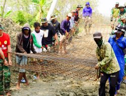 Bersama Warga, Satgas TMMD 125 Bojonegoro Kebut Pengerjaan Rehabilitasi Check Dam