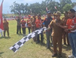 Bupati Gus Barra Didampingi Camat Sooko Masluchman Berangkatkan Peserta Lomba Gerak Jalan Kemerdekaan