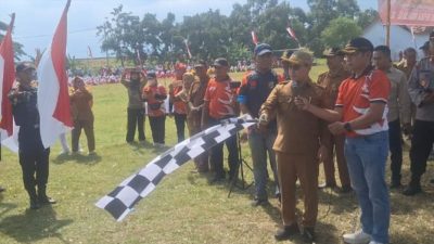 Bupati Gus Barra Didampingi Camat Sooko Masluchman Berangkatkan Peserta Lomba Gerak Jalan Kemerdekaan