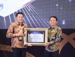 Bupati Subandi Dinobatkan sebagai Tokoh Peduli Ekonomi dan Infrastruktur oleh Radar Surabaya