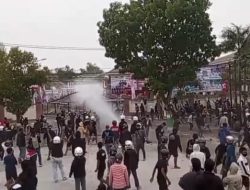 Demo di Gedung DPRD Kota Madiun Ricuh, Ribuan Massa Lempari Petugas dengan Batu dan Robohkan Pagar