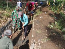 Aktif Bantu Warga, Babinsa Kodim Ponorogo Ikut Kerja Bakti Bersih Bersih Saluran Air
