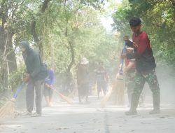 Jelang Penutupan, Warga Soko dan Satgas TMMD 125 Bojonegoro Laksanakan Kerja Bakti