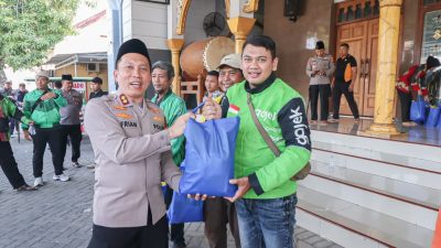 Jum’at Berkah, Polres Bojonegoro Salurkan Sembako untuk Komunitas Ojol