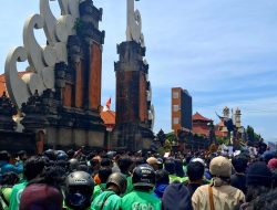 Mahasiswa dan Ojol Menggelar Aksi Solidaritas di Mapolda Bali Tuntut Reformasi Polri