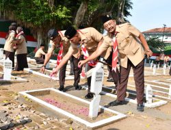 Peringati Hari Pramuka ke 64, Dandim Ponorogo Pimpin Ziarah Makam Pahlawan