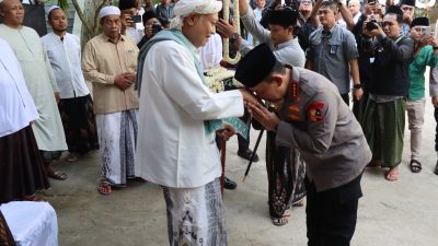 Perkuat Sinergi Jaga NKRI, Kapolri Silaturahmi dengan Sesepuh Ponpes Al-Hamidy Banyuanyar