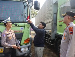 Polantas Wonogiri Bagikan Bendera Merah Putih, Gaungkan Semangat Kemerdekaan RI ke-80