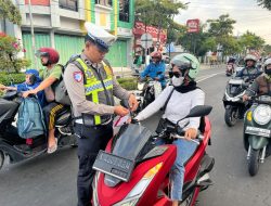 Polres Bojonegoro Bagikan Bendera Merah Putih Jelang HUT ke-80 RI