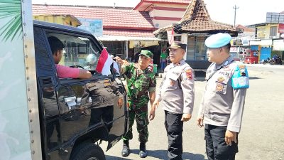 Polres Wonogiri Bersama TNI Bagikan Bendera Merah Putih, Gaungkan Semangat Kemerdekaan RI ke-80