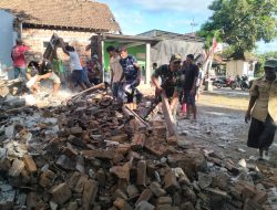 Rumah Warga Roboh, Babinsa Kodim Ponorogo Sigap Berikan Bantuan