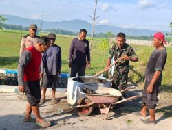 Sambut HUT ke-80 Kemerdekaan RI, Babinsa Kodim Ponorogo Ajak Warga Bersih Bersih Lingkungan