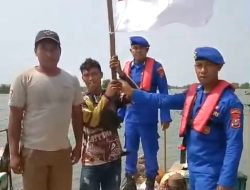 Satpolairud Polresta Sidoarjo Intensifkan Patroli Perairan di Dermaga Tlocor, Edukasi Nelayan dan Bagikan Bendera Merah Putih