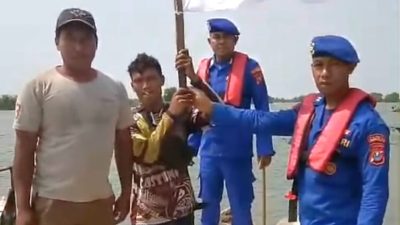 Satpolairud Polresta Sidoarjo Intensifkan Patroli Perairan di Dermaga Tlocor, Edukasi Nelayan dan Bagikan Bendera Merah Putih