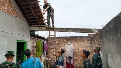 Babinsa Koramil 0813-01/Bojonegoro Bantu Perbaiki Atap Rumah Warga
