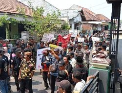 Warga Desa Boro Gelar Aksi, Desak Kades Mundur atas Dugaan Penyelewengan Dana APBDes