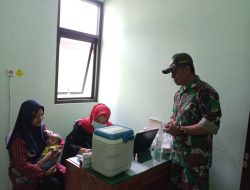 Babinsa Kodim Ponorogo Pendampingan Kegiatan Vaksin Campak di Desa Binaan