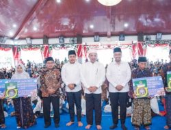 Pemkab Sampang Beri Pengharagaan kepada Khafilah MTQ Berprestasi dan Menyantuni Anak Yatim Mengiringi Gelaran Maulid Nabi