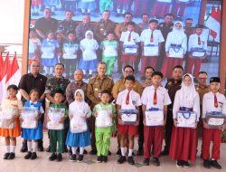 Kapolres Wonogiri Bersama Frokopimda Hadiri Penyerahan Seragam Sekolah Gratis