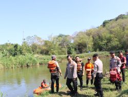 Kapolres Wonogiri Pantau Langsung Pencarian Pria Diduga Hanyut di Aliran Sungai Bengawan Solo