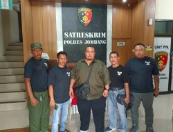 Korban Penggelapan dan Penipuan Mobil Didampingi Tim Garda Satu Ponorogo Mendatangi Polres Jombang